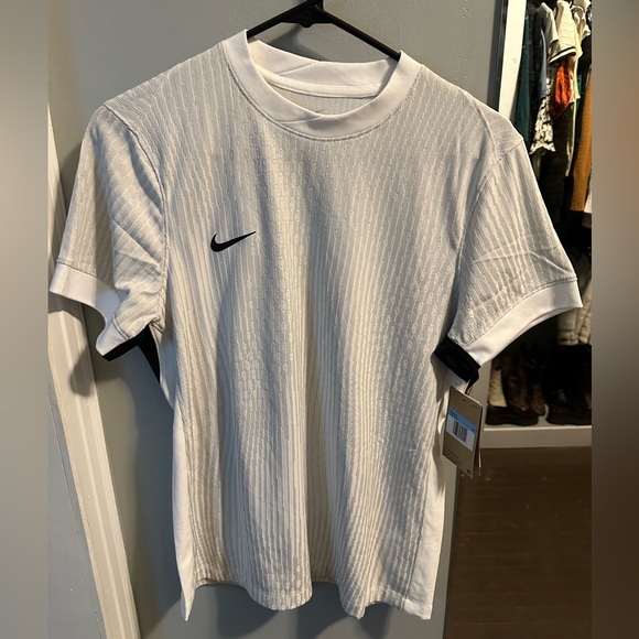 Nike Women’s White Short Sleeve Tee size M - Picture 1 of 4